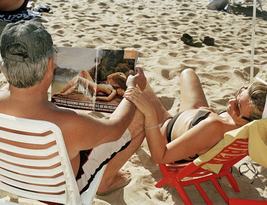 Tutti i colori dell’estate nelle fotografie di Martin Parr