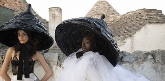 Sfilare sul Mediterraneo: la moda nel paesaggio estivo per eccellenza