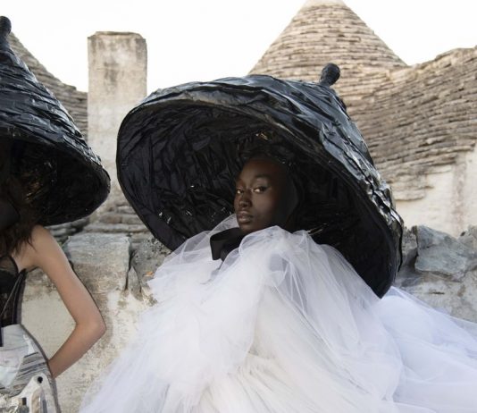 Sfilare sul Mediterraneo: la moda nel paesaggio estivo per eccellenza