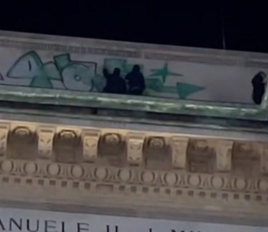 Galleria Vittorio Emanuele vandalizzata da misteriosi writer. Il Governo annuncia il “decreto eco-vandali”