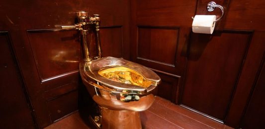 Sette persone sospettate del furto del wc dorato di Maurizio Cattelan wc dorato maurizio cattelan