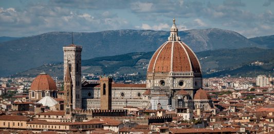 La bella estate. Così gli italiani vanno alla ricerca di cultura italiani cultura estate