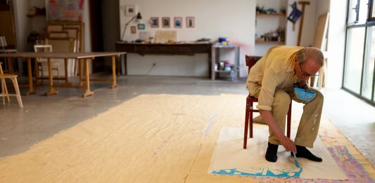 La pittura non ha mai dimenticato Orfeo: intervista a Giorgio Griffa Giorgio Griffa dipinge nel suo studio, settembre 2023 foto credits: Giulio Caresio, courtesy Archivio Giorgio Griffa.