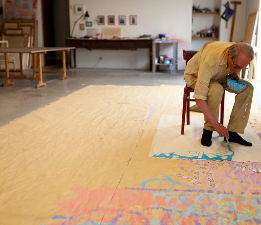 La pittura non ha mai dimenticato Orfeo: intervista a Giorgio Griffa Giorgio Griffa dipinge nel suo studio, settembre 2023 foto credits: Giulio Caresio, courtesy Archivio Giorgio Griffa.