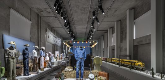 Asteroid City: l’ultimo film di Wes Anderson diventa una mostra alla Fondazione Prada di Milano