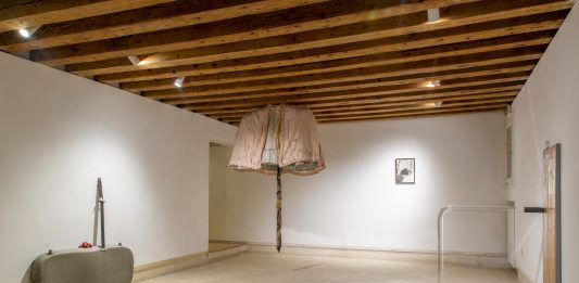 ‘Broken in three places’ un dialogo sull’archeologia delle ‘cose’ alla Galleria AplusA di Venezia