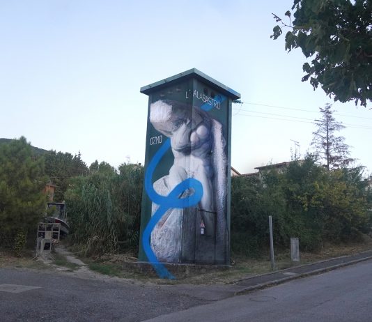 Ozmo torna in Toscana con una nuova opera ispirata a Michelangelo Ozmo, Anamorfosi, Castellina Marittima, 2023