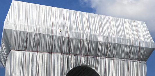 L’opera di Christo e Jeanne Claude per l’Arco di Trionfo di Parigi sarà riciclata christo arco trionfo