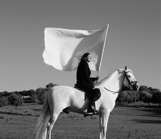 Un tea party alla Royal Academy, per la grande mostra di Marina Abramovic