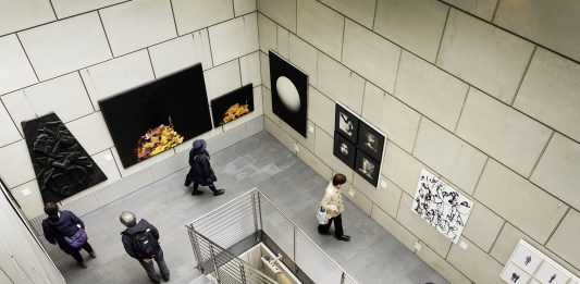 Visto Italia: la nuova serie podcast di exibart, per raccontare la Collezione Farnesina Tokyo, Istituto Italiano di Cultura. Exhibition view della mostra “La Grande Visione Italiana. Collezione Farnesina”. Fotografia di Lamberto Rubino © Istituto Italiano di Cultura di Tokyo