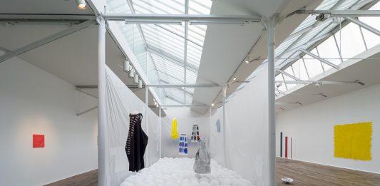 Elogio all’arte: la capsule collection di Maria Calderara ispirata ad Antonio Scaccabarozzi #ROUNDRIVER SS 24, Spazio Maria Calderara, Milano, installation view.