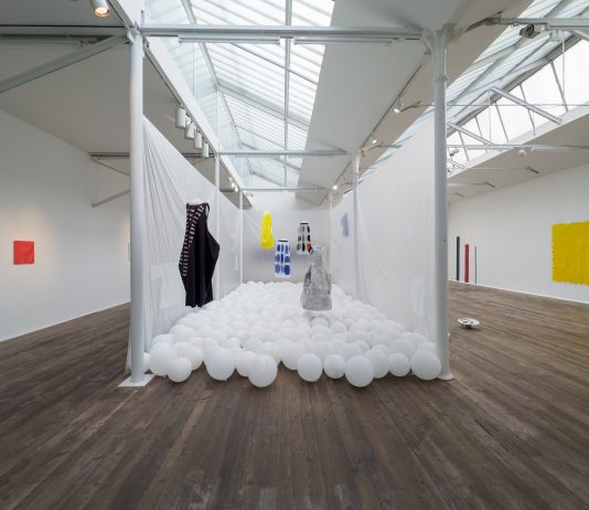 Elogio all’arte: la capsule collection di Maria Calderara ispirata ad Antonio Scaccabarozzi #ROUNDRIVER SS 24, Spazio Maria Calderara, Milano, installation view.