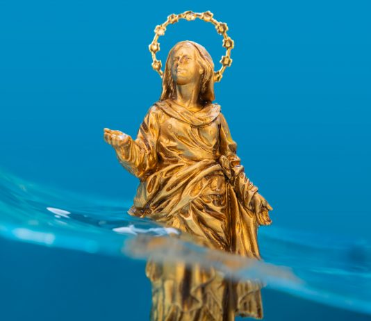 La Madonnina emerge dalla Darsena: è l’opera di Fabrizio Spucches