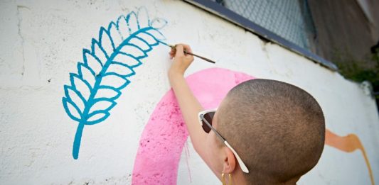“Siamo creativi, non distruttivi”. Fridays For Future scende in piazza a Roma con una performance collettiva