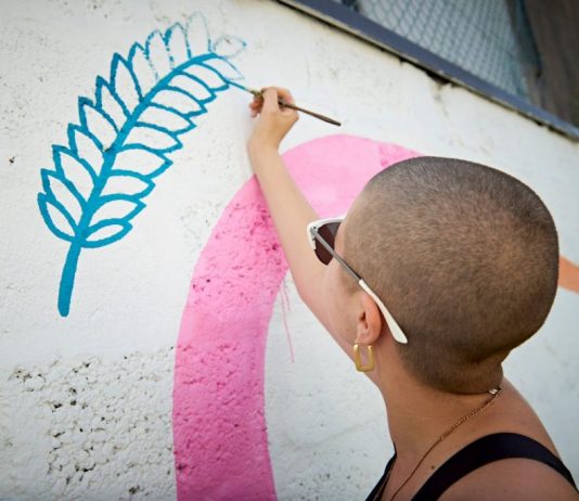 “Siamo creativi, non distruttivi”. Fridays For Future scende in piazza a Roma con una performance collettiva