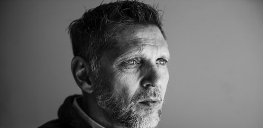 Addio a Erwin Olaf, morto il fotografo audace e visionario della cultura queer Erwin Olaf morto