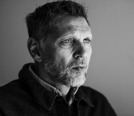 Addio a Erwin Olaf, morto il fotografo audace e visionario della cultura queer Erwin Olaf morto