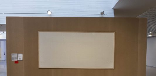 Il caso delle tele bianche, ora Jens Haaning dovrà risarcire il museo Jens Haaning, ‘Take the Money and Run’, 2021. Photo: Niels Fabæk; courtesy Kunsten Museum of Modern Art Aalborg