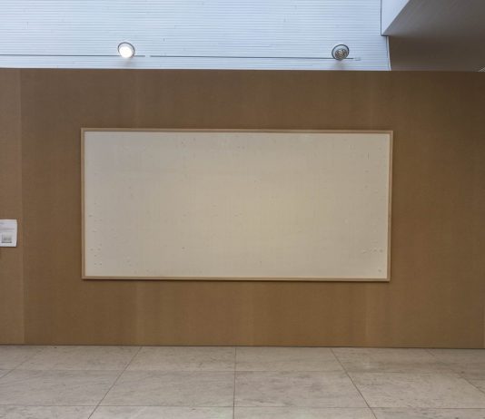 Il caso delle tele bianche, ora Jens Haaning dovrà risarcire il museo Jens Haaning, ‘Take the Money and Run’, 2021. Photo: Niels Fabæk; courtesy Kunsten Museum of Modern Art Aalborg