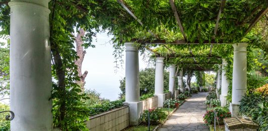 Il salotto della sfinge: cinema e cultura nello scrigno di Villa San Michele, a Capri
