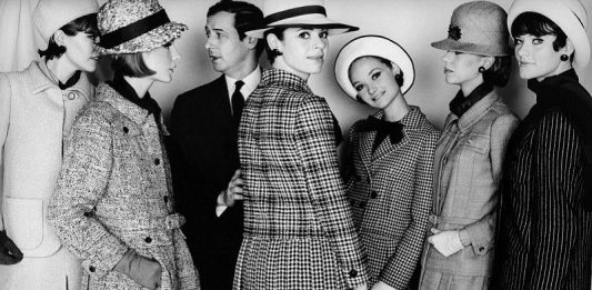 Addio a Marc Bohan: muore a 97 anni lo storico direttore creativo di Dior Marc Bohan, 1964, con alcuni abiti per Dior