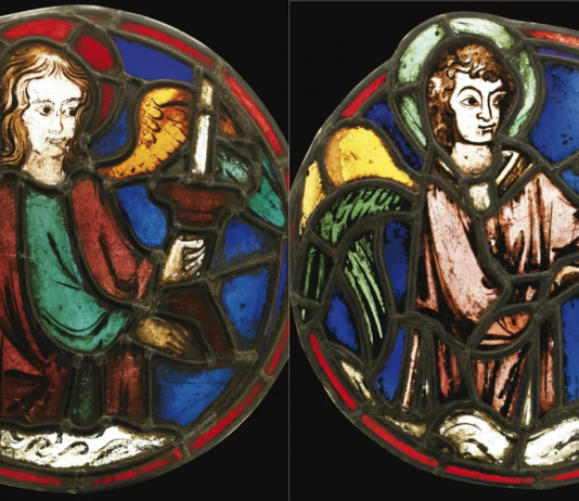 Le vetrate di Notre Dame di Parigi in asta da Sotheby’s: le autorità indagano