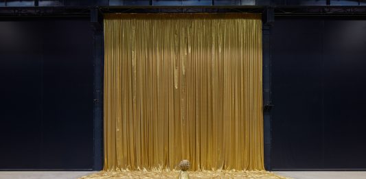 “In ogni cosa c’è una domanda”: la prima retrospettiva italiana di James Lee Byars