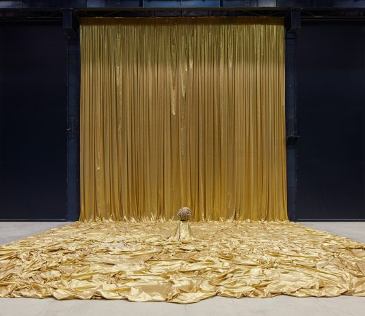 “In ogni cosa c’è una domanda”: la prima retrospettiva italiana di James Lee Byars