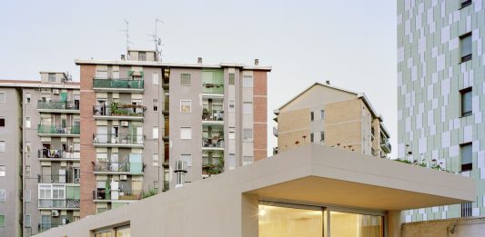 Villa Clea, a Milano la residenza fluida che invita gli artisti ad aprirsi al dialogo Villa Clea. Photo credit: Maxime Delvaux