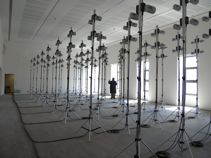 Temporali, 2009, 200 lampade alogene, materiale elettrico, computer, dimensioni ambientali. Courtesy MAXXI, Roma