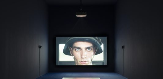 Iconografia del confine: la mostra di Ali Cherri alla GAMeC di Bergamo Ali Cherri - Dreamless Night Veduta dell'installazione - GAMeC, Bergamo, 2023 Foto: Lorenzo Palmieri Courtesy GAMeC - Galleria d'Arte Moderna e Contemporanea di Bergamo e Fondazione In Between Art Film