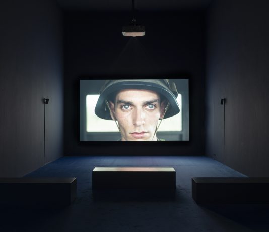 Iconografia del confine: la mostra di Ali Cherri alla GAMeC di Bergamo Ali Cherri - Dreamless Night Veduta dell'installazione - GAMeC, Bergamo, 2023 Foto: Lorenzo Palmieri Courtesy GAMeC - Galleria d'Arte Moderna e Contemporanea di Bergamo e Fondazione In Between Art Film