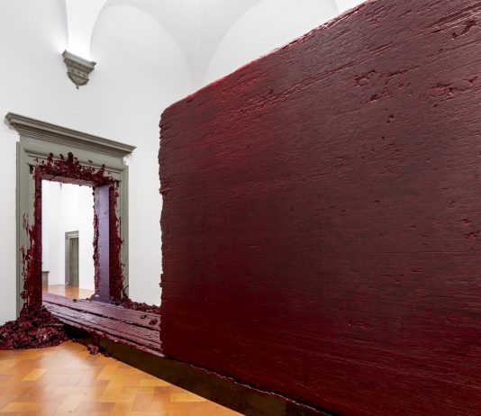 Oggetti vuoti e oscurità piene: ha aperto la grande mostra di Anish Kapoor a Firenze Anish Kapoor, Untrue Unreal, veduta della mostra, Palazzo Strozzi, FIrenze, 2023-2024. ©photoElaBialkowskaOKNOstudio