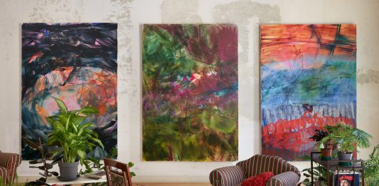 Napoli, la pittura lussureggiante di Jadé Fadojutimi da Zweigstelle Capitain Jadé Fadojutimi, veduta della mostra, Zweigstelle Capitain, Napoli, 2023. Courtesy Jadé Fadojutimi and Galerie Gisela Capitain, Cologne. Photo: Alwin Lay