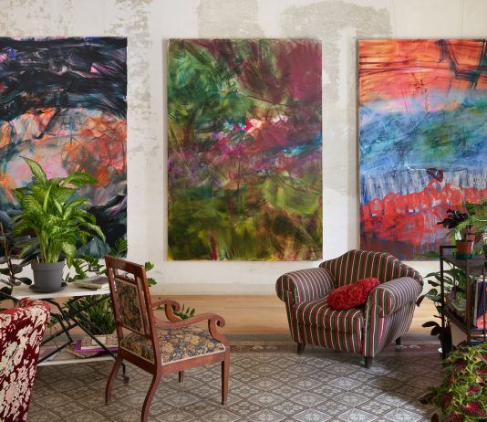 Napoli, la pittura lussureggiante di Jadé Fadojutimi da Zweigstelle Capitain Jadé Fadojutimi, veduta della mostra, Zweigstelle Capitain, Napoli, 2023. Courtesy Jadé Fadojutimi and Galerie Gisela Capitain, Cologne. Photo: Alwin Lay