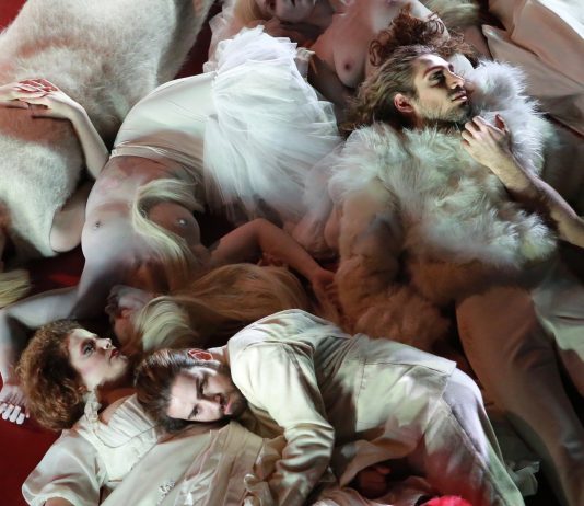 Carmen o della tragedia: una danza contorsionista per attualizzare Bizet