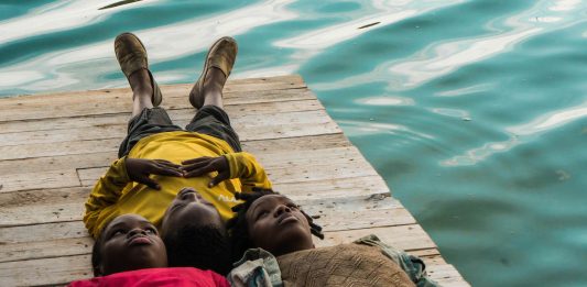 Oltre il confine, al cinema la favola della speranza di Alessandro Valenti Oltre il confine, rgia di Alessandro Valenti