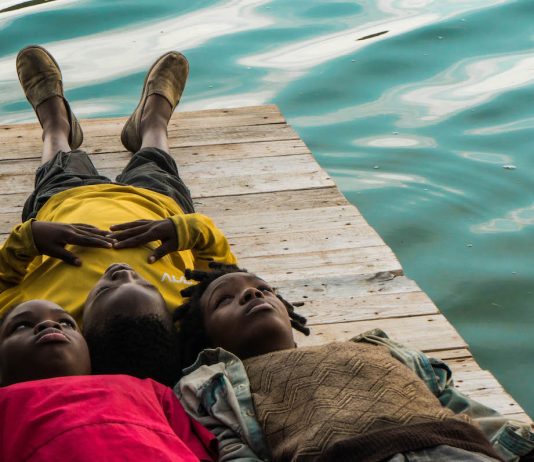 Oltre il confine, al cinema la favola della speranza di Alessandro Valenti Oltre il confine, rgia di Alessandro Valenti