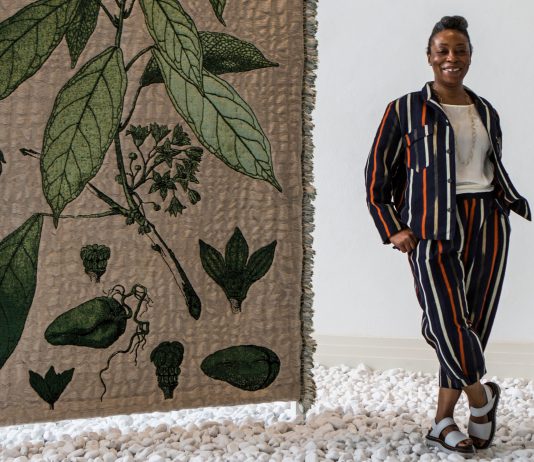 Otobong Nkanga vince il prestigioso Nasher Prize 2025 per la scultura Otobong Nkanga with her work Taste of a Stone, Gropius Bau, Berlin, 2020. © Otobong Nkanga, Foto: Laura Fiorio.