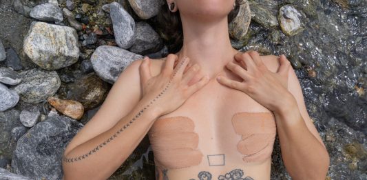 Storie di corpi, tra identità e trasformazione: fotografie non binarie al PAC di Milano