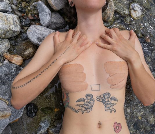 Storie di corpi, tra identità e trasformazione: fotografie non binarie al PAC di Milano