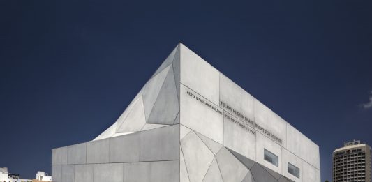 La scena artistica contemporanea di Israele raccontata dalla direttrice del Tel Aviv Museum of Art