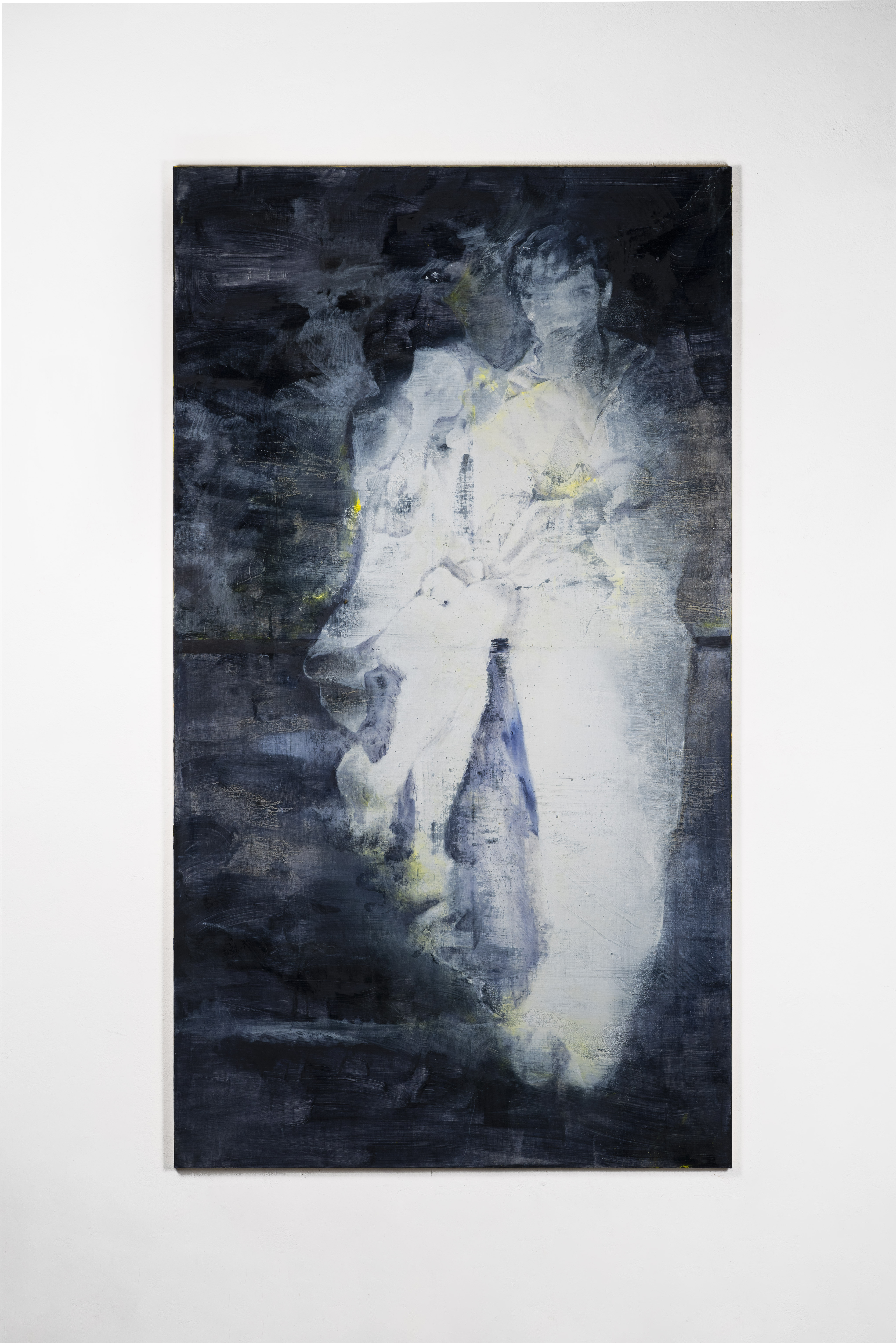 Verdiana Bove, Aspetto che passi, 2022. Olio su tela, 180 x 100 cm. Foto: Nicola Russo