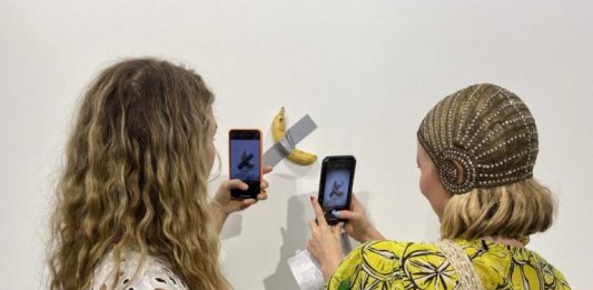 La banana di Maurizio Cattelan arriva in Australia, alla Triennale NGV