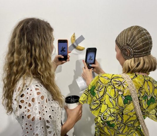 La banana di Maurizio Cattelan arriva in Australia, alla Triennale NGV