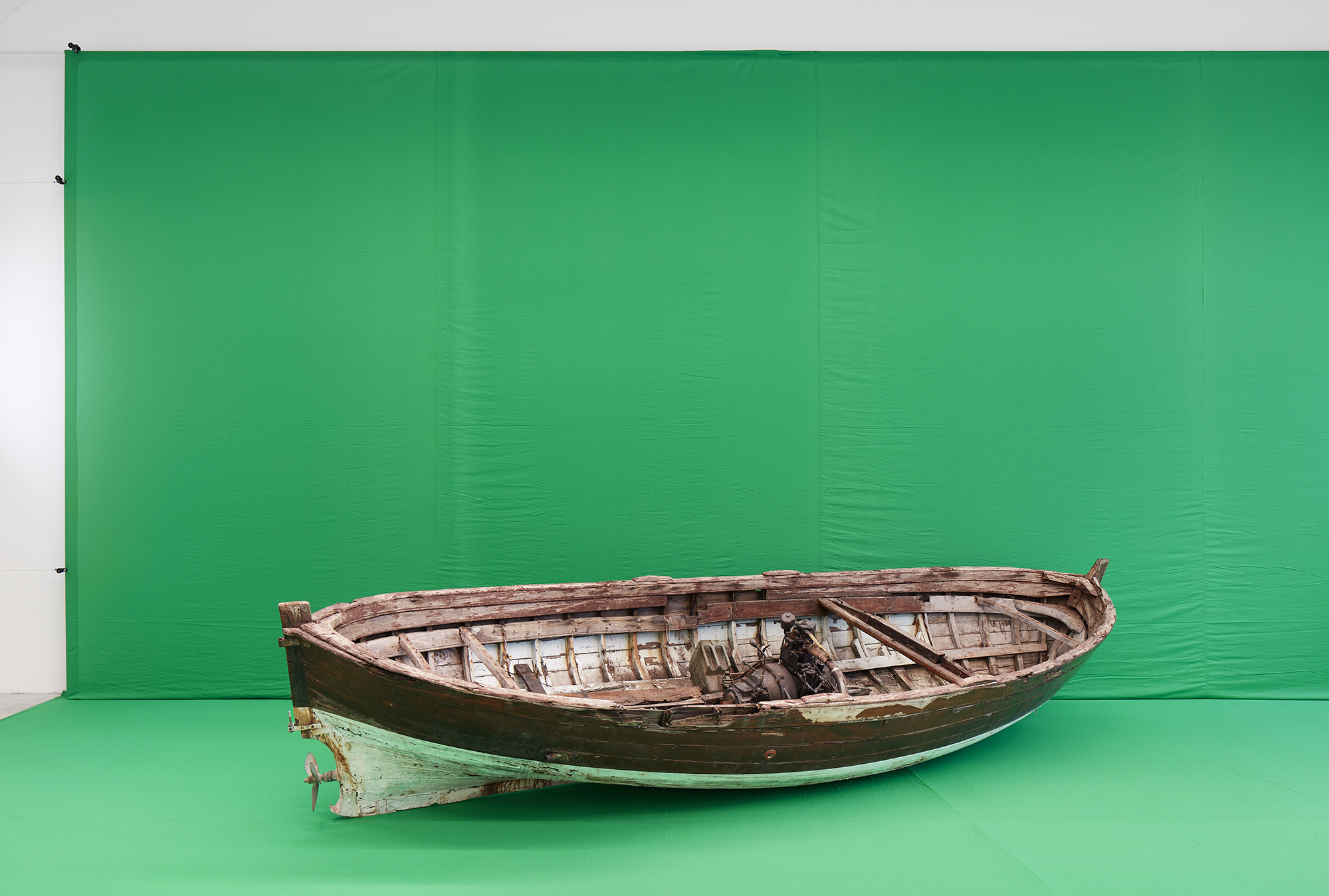 Andrea Nacciarriti, Installation view, barchino, chroma key, 2 bitte in acciaio inossidabile, dimensioni ambientali, 2023, Ph. Credits: Carlo Favero