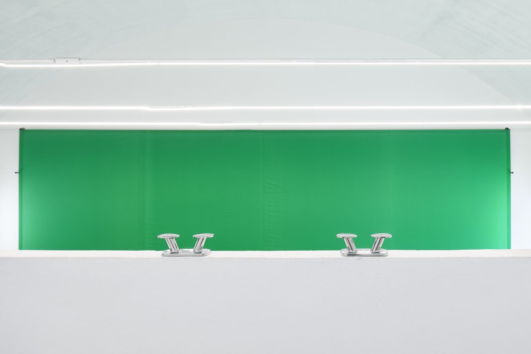 Andrea Nacciarriti, Installation view, barchino, chroma key, 2 bitte in acciaio inossidabile, dimensioni ambientali, 2023, Ph. Credits: Carlo Favero