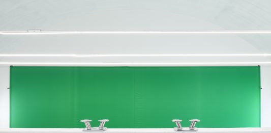 Veduta di una realtà alterata: Andrea Nacciarriti da Kappa-Nöun, Bologna Andrea Nacciarriti, Installation view, barchino, chroma key, 2 bitte in acciaio inossidabile, dimensioni ambientali, 2023, Ph. Credits: Carlo Favero