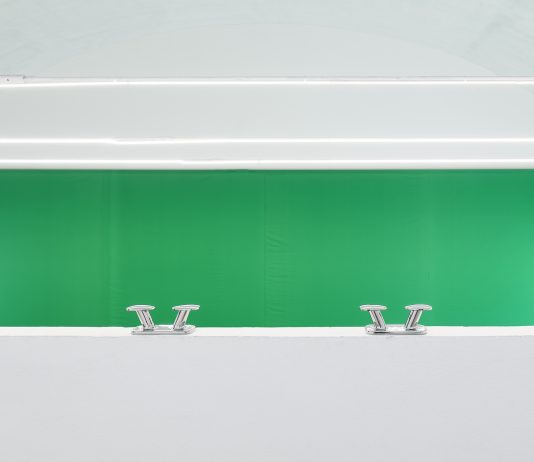 Veduta di una realtà alterata: Andrea Nacciarriti da Kappa-Nöun, Bologna Andrea Nacciarriti, Installation view, barchino, chroma key, 2 bitte in acciaio inossidabile, dimensioni ambientali, 2023, Ph. Credits: Carlo Favero