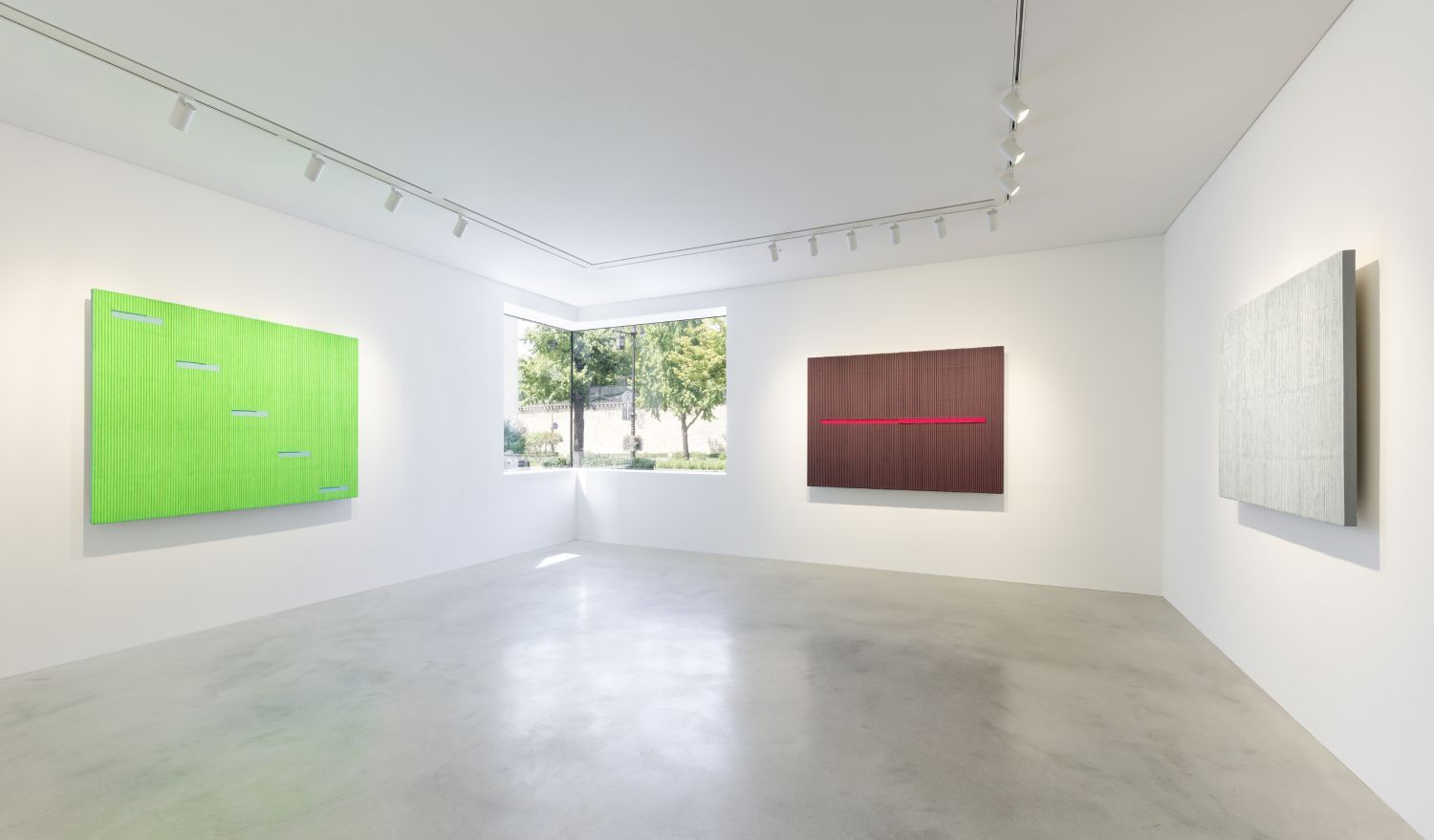 Exhibition view: Park Seo-Bo, Park Seo-Bo, Kukje Gallery K1, Seoul (15 September–31 October 2021). Courtesy Kukje Gallery